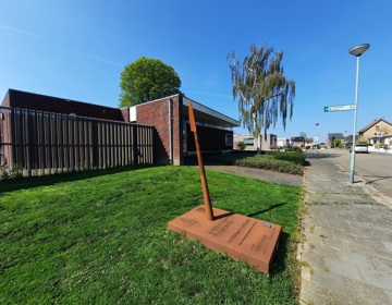 Buitenaanzicht van het Archeologisch Museum in Stein met monument voor neolitisch graf