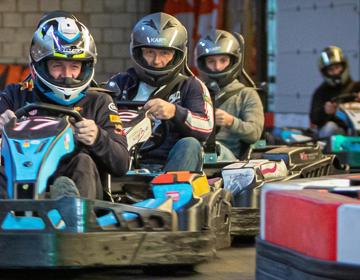 4 kartende mensen bij powerarea