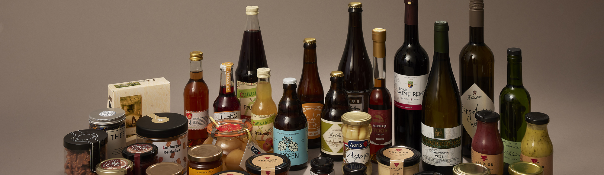 Assortiment streekproducten van Visit Zuid-Limburg met wijn, bier, dips, dressings en meer