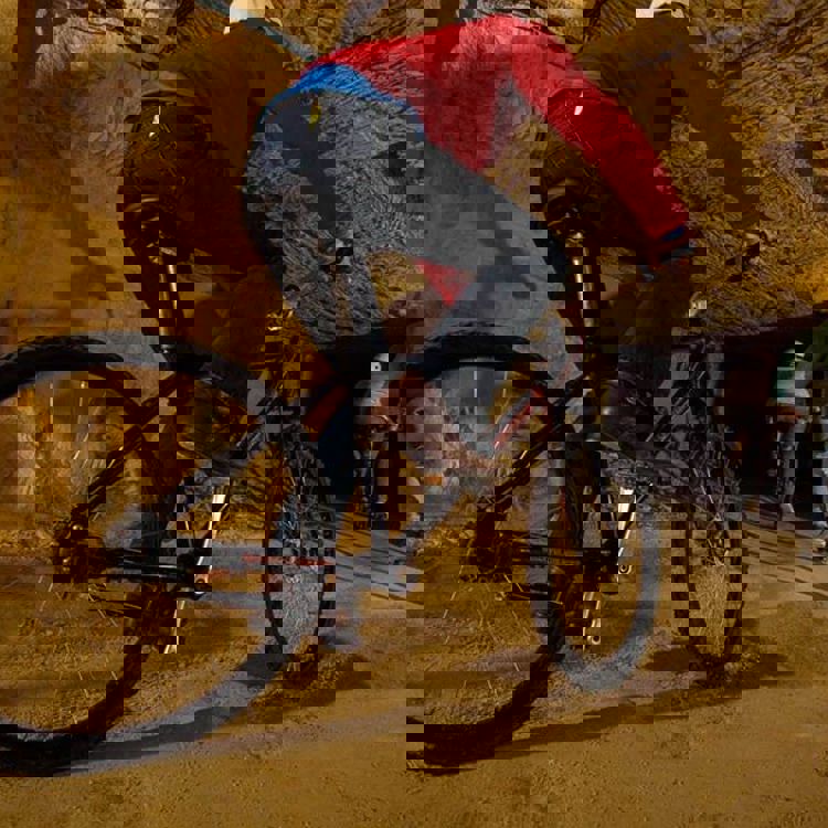 3 mensen op mountainbikes in de grotten van Valkenburg