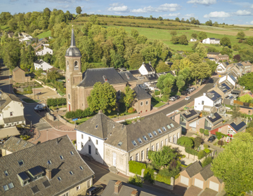 Luchtfoto van Eys met kerk