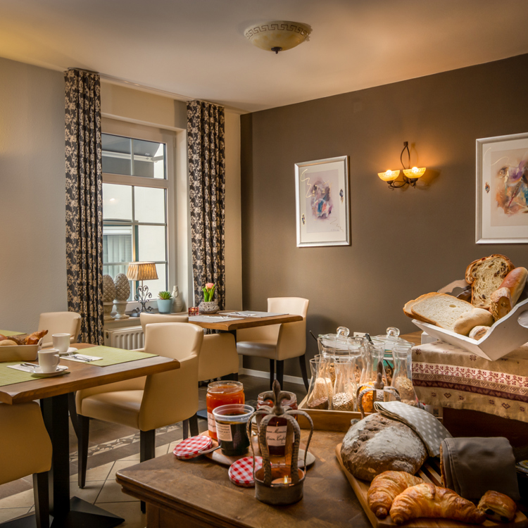 Gezellige ontbijtruimte met ontbijtbuffet in een hotel in het heuvelland van zuid-limburg.