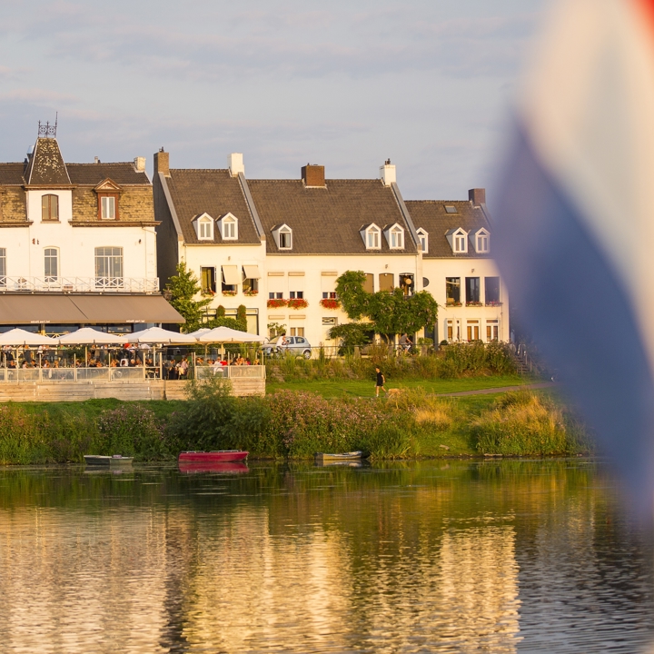 Terras bij zonsondergang van eetcafé aon 't bat in Eijsden aan de Maas
