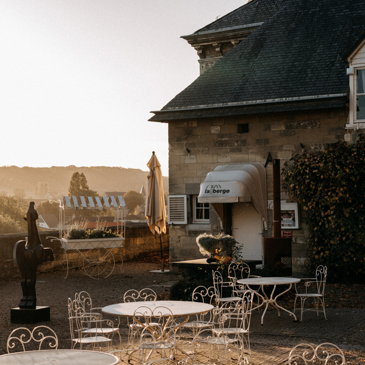 Sfeervol terras bij chateau neercanne met uitzicht over de heuvels, met een laagstaande zon.