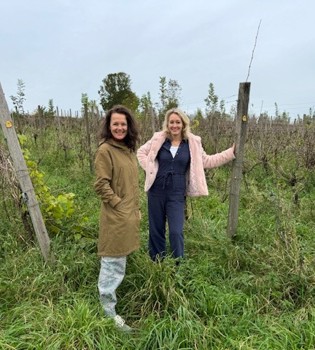 Wyke en Asceline in de wijngaard van Domein Aldenborgh