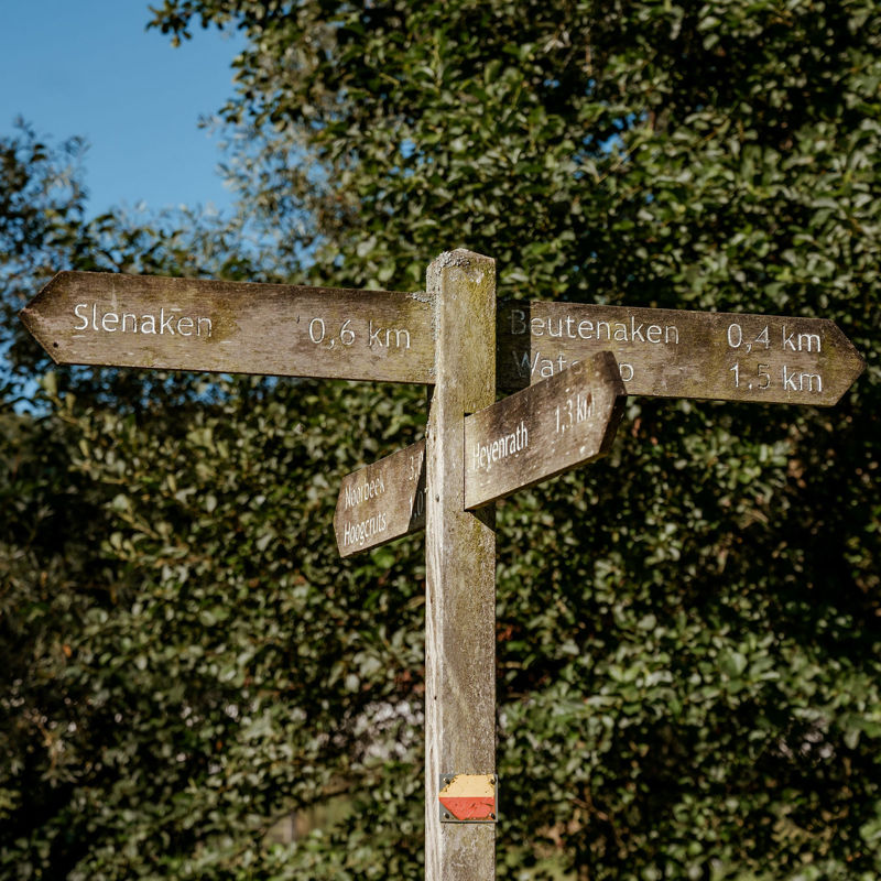 Houten wegwijzer met richting Slenaken en Beutenaken