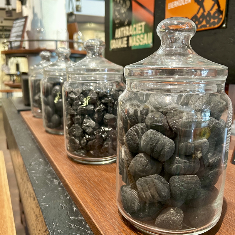 Steenkool in glazen potten opgeslagen