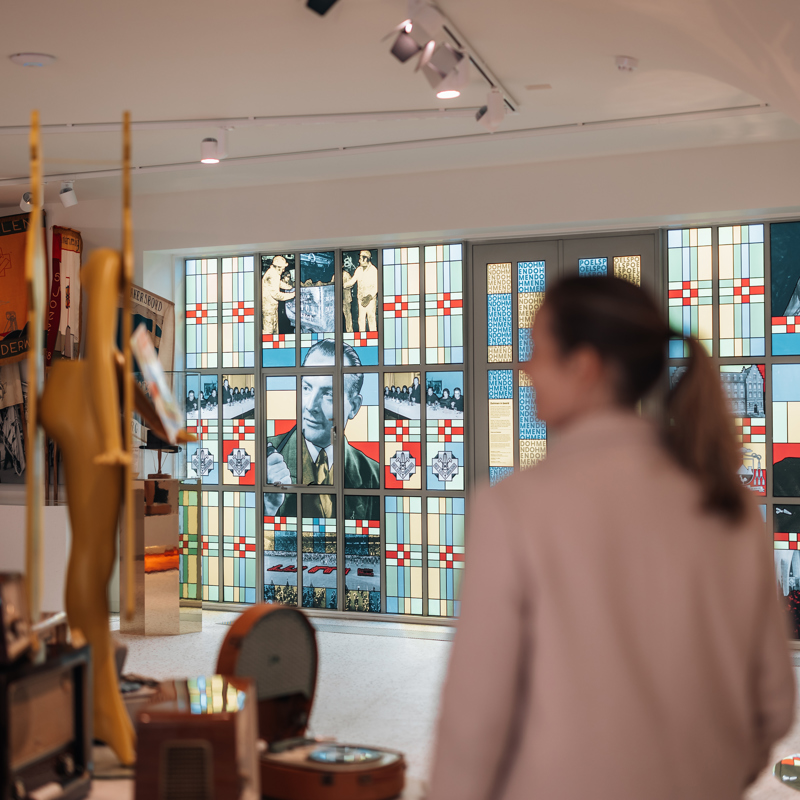 Dame wandelt door Nederlands MijnMuseum.