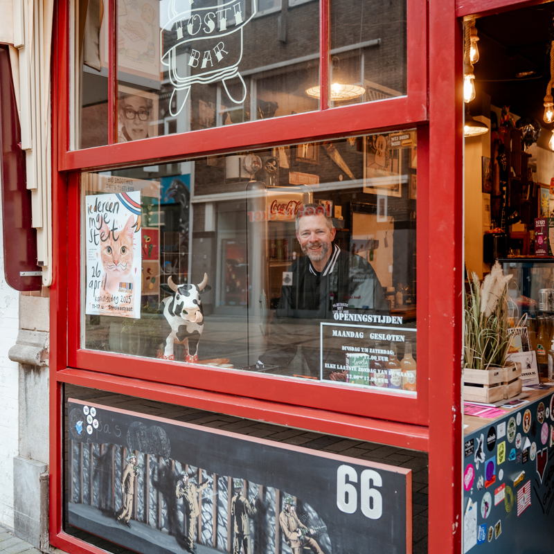 Patrick in zijn café Pat's Tosti Bar blik van buitenaf