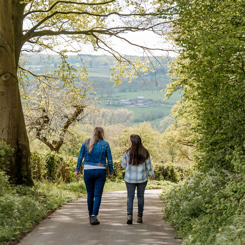 Twee jonge vrouwen wandelend over weg met uitzicht