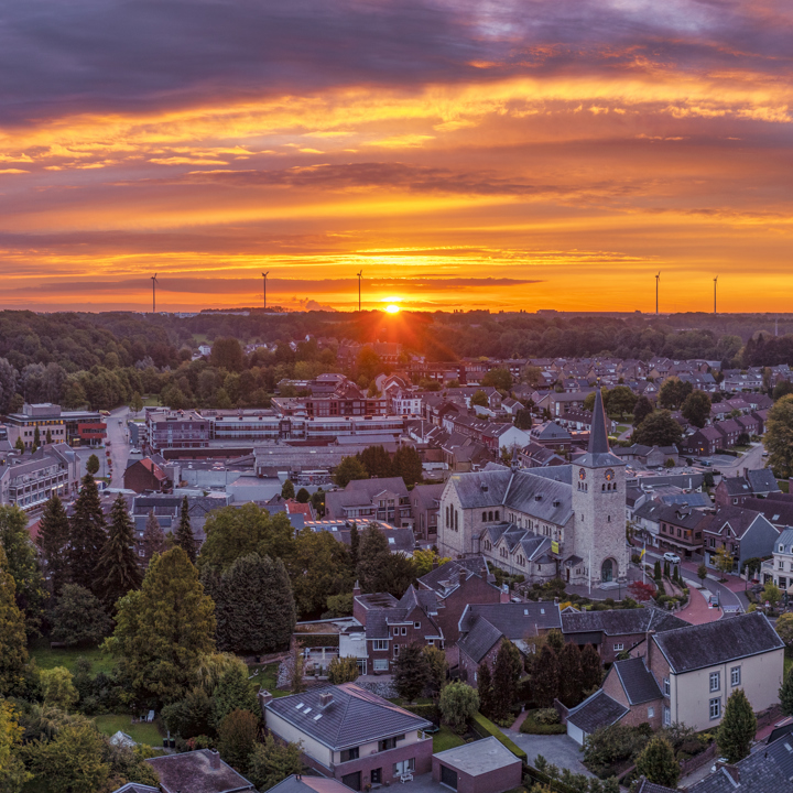 Prachtige zonsopkomst vanuit een uitkijkpunt, met uitzicht over Simpelveld.