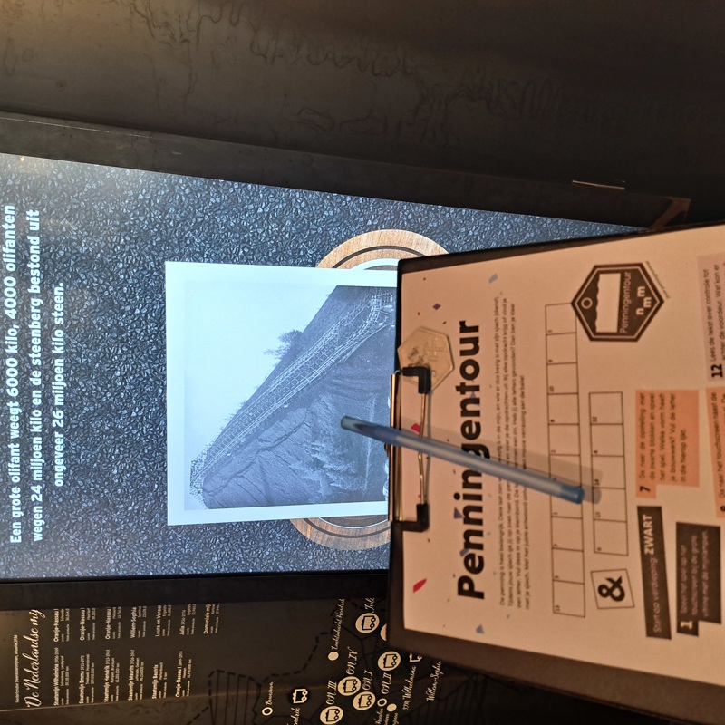 Vel papier met tekst met daarachter scherm met informatie 