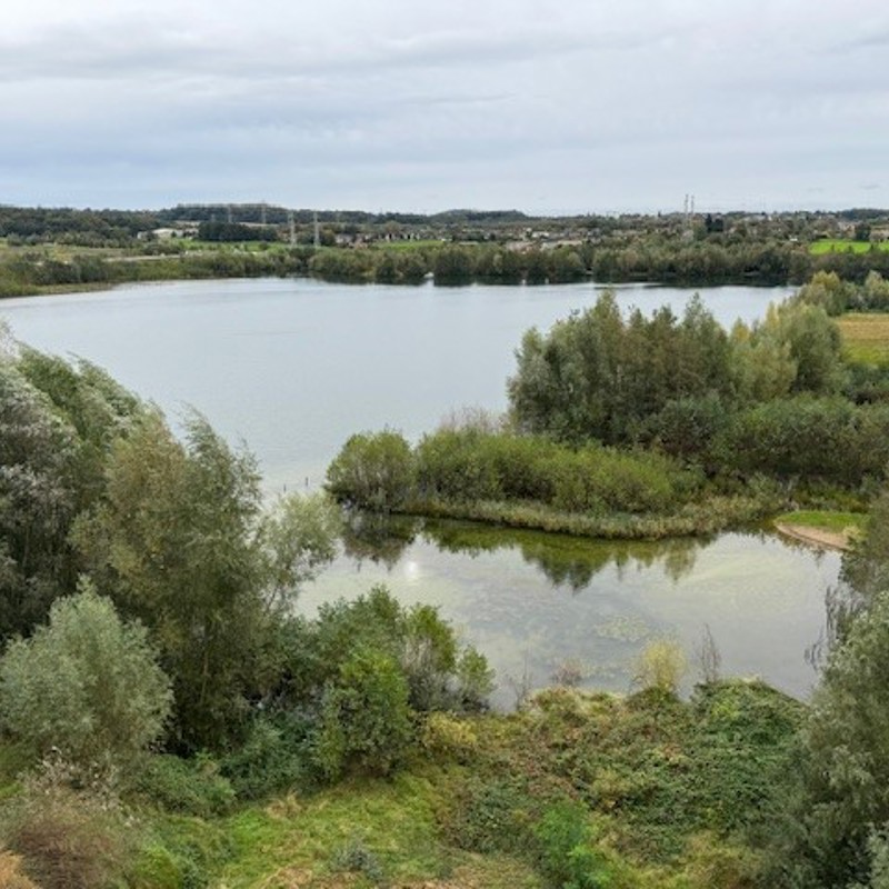 Uitzicht over water tijdens rondje groeves