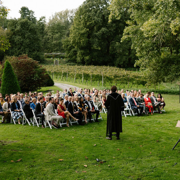 Trouwceremonie met wijngaarden op de achtergrond. 