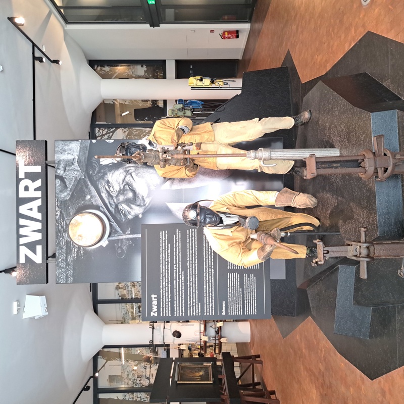 Twee poppen die gereedschap uit mijnen vasthouden en mijnkleding dragen