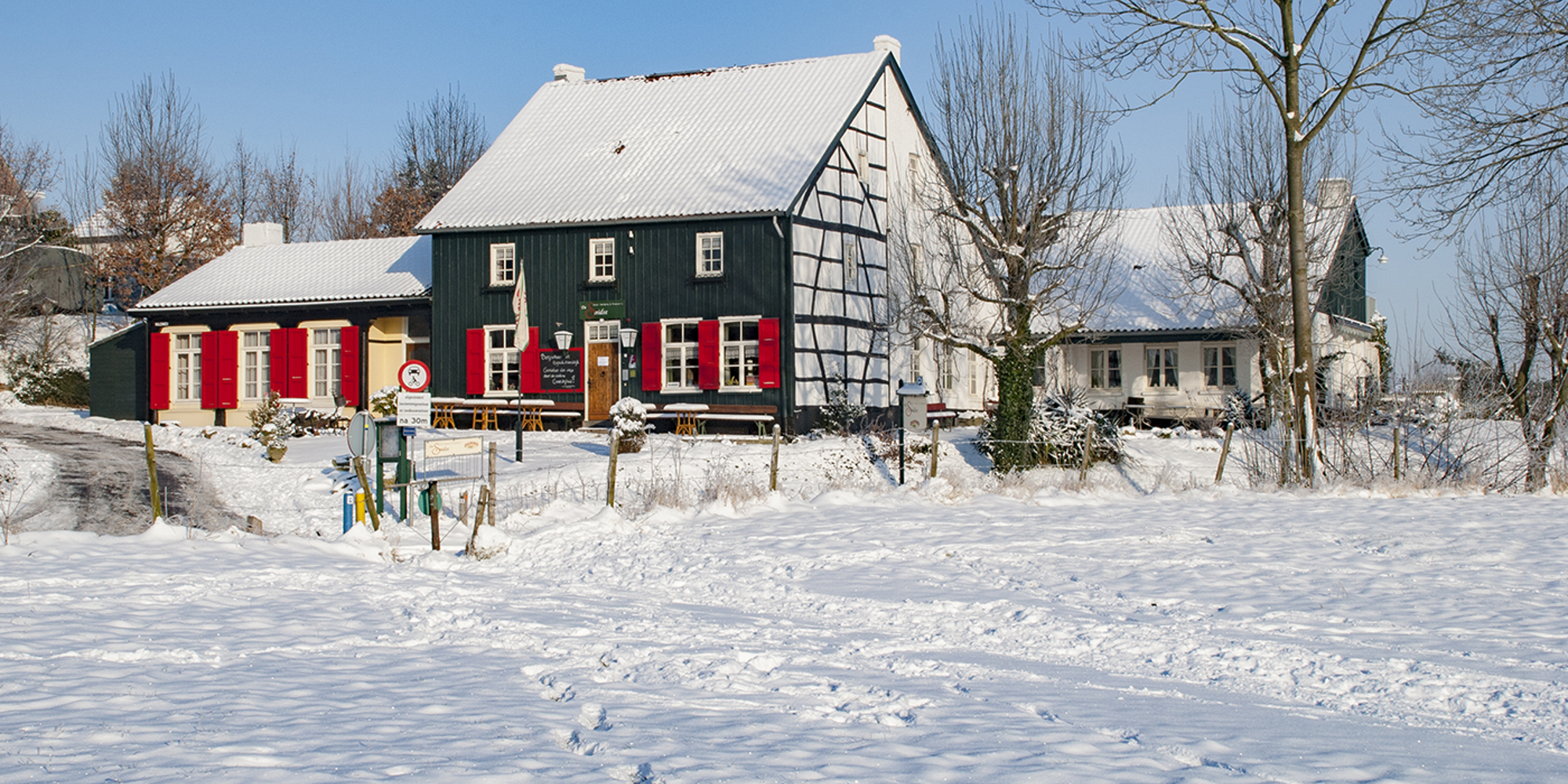 Vakwerkhotel in zuid-limburg in een besneeuwd landschap. 