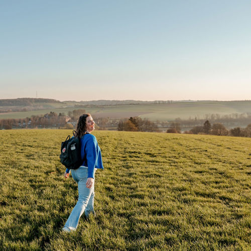 Lachende vrouw in groene wijde met uitzicht