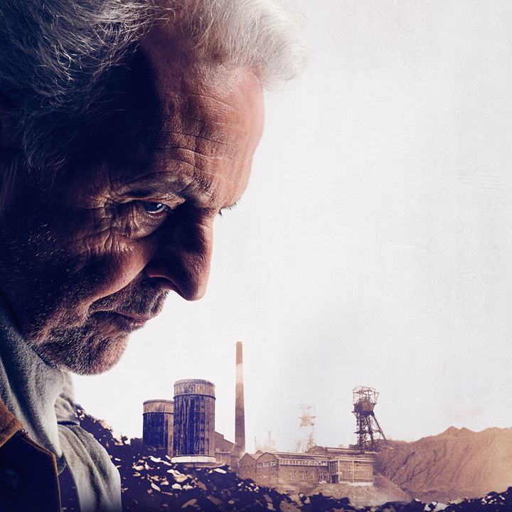 Hoofdrolspeler Huub Stapel met een historisch beeld uit het mijnverleden op de achtergrond.