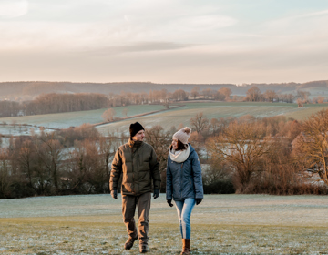 Twee mensen die wandelen in de winter in de heuvels