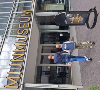 Twee mensen lopend richting de ingang van het Mijnmuseum