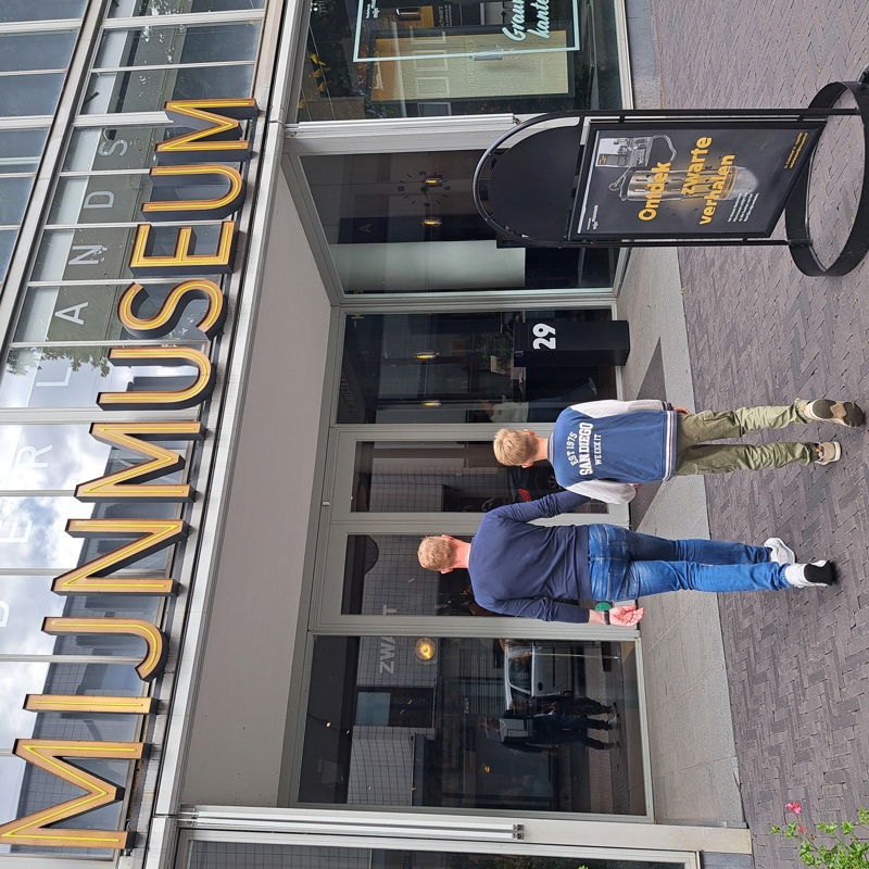 Twee mensen lopend richting de ingang van het Mijnmuseum