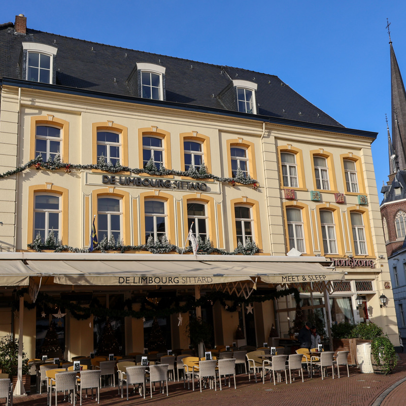 Restaurant op de markt in sittard met terras ervoor. 
