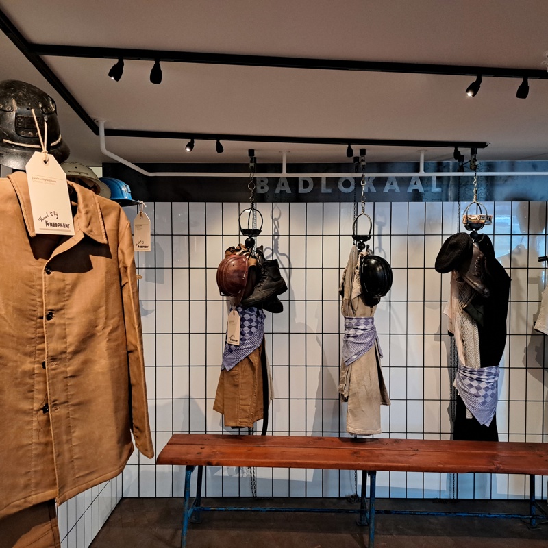 Kleding uit de mijnen hangend aan rekken 