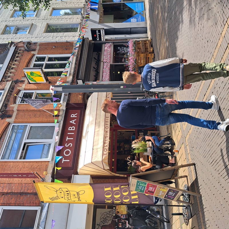 Twee mensen lopend voor gebouw in Heerlen