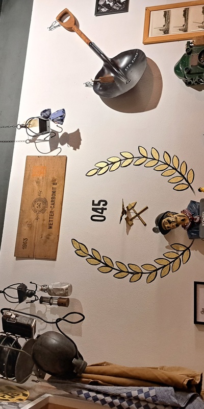 Gereedschap en attributen uit de mijnen hangend aan een muur