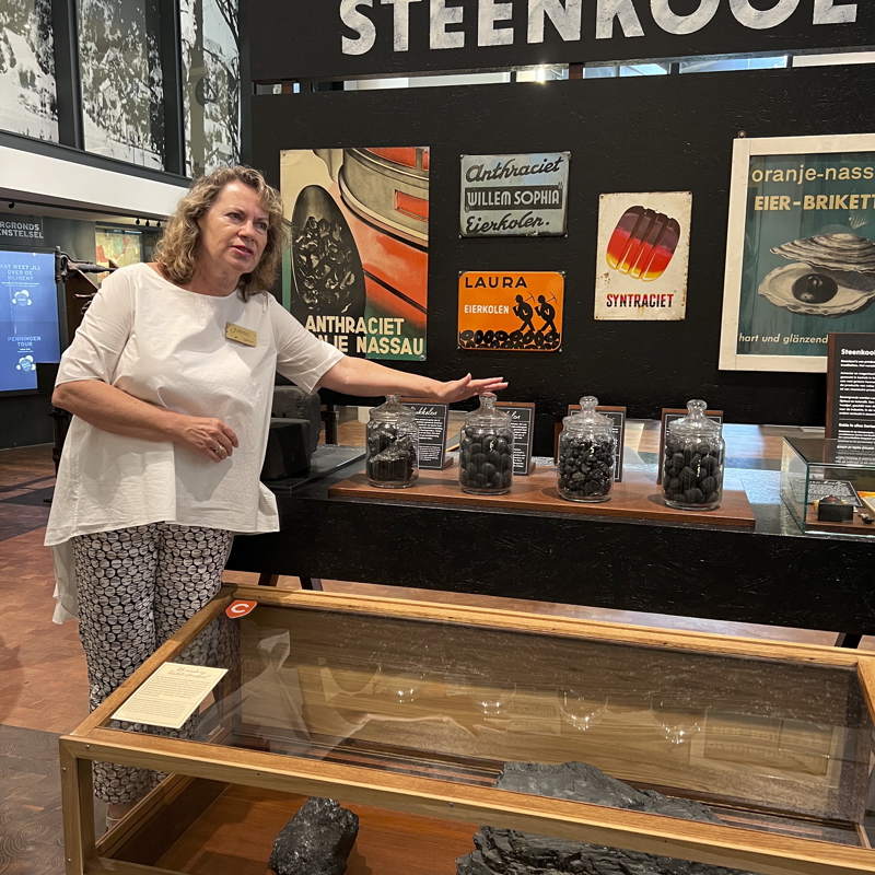 Gids Irene geeft rondleiding mijnmuseum
