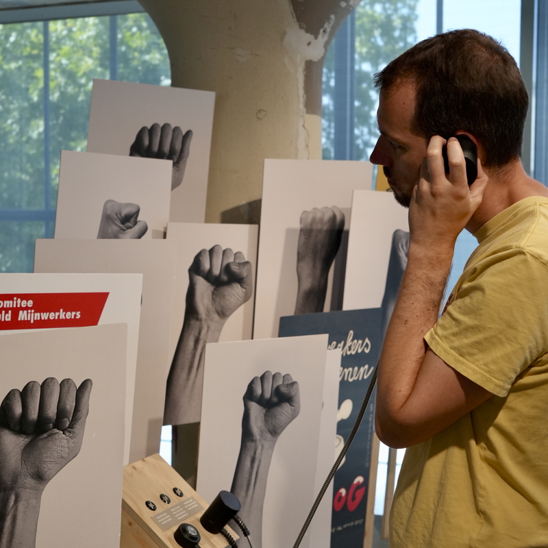 Ruben luistert naar audioverhaal in mijnmuseum