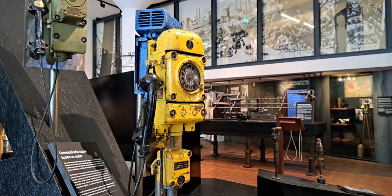 Oude gele telefoon in het mijnmuseum