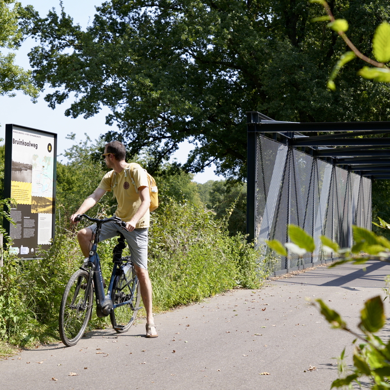 Ruben staat stil bij bord met fiets