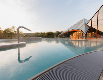 Thermaal buitenbad van Thermae 2000 met uitzicht over de natuur.