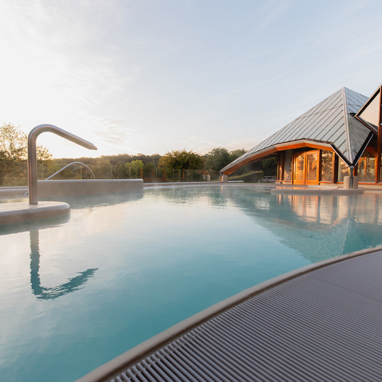 Thermaal buitenbad van Thermae 2000 met uitzicht over de natuur.