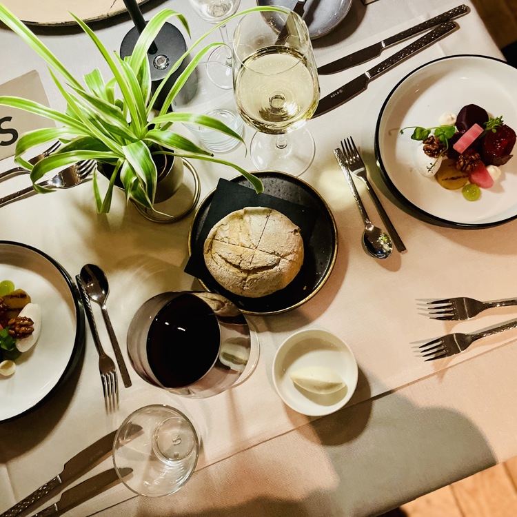 Gedekte tafel met tafelkleed en borden met eten