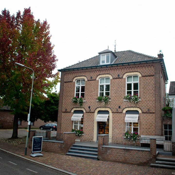 Vooraanzicht van een bakkerij in een oud pand in de dorpskern van Slenaken. 