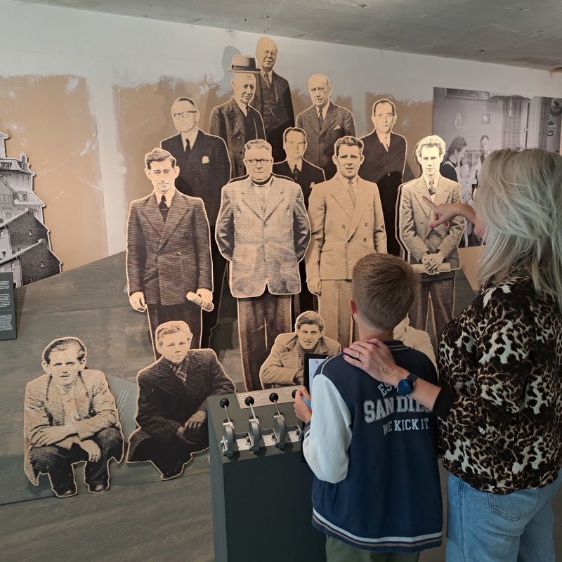 Vrouw en jongen wijzend naar figuren mijnverleden