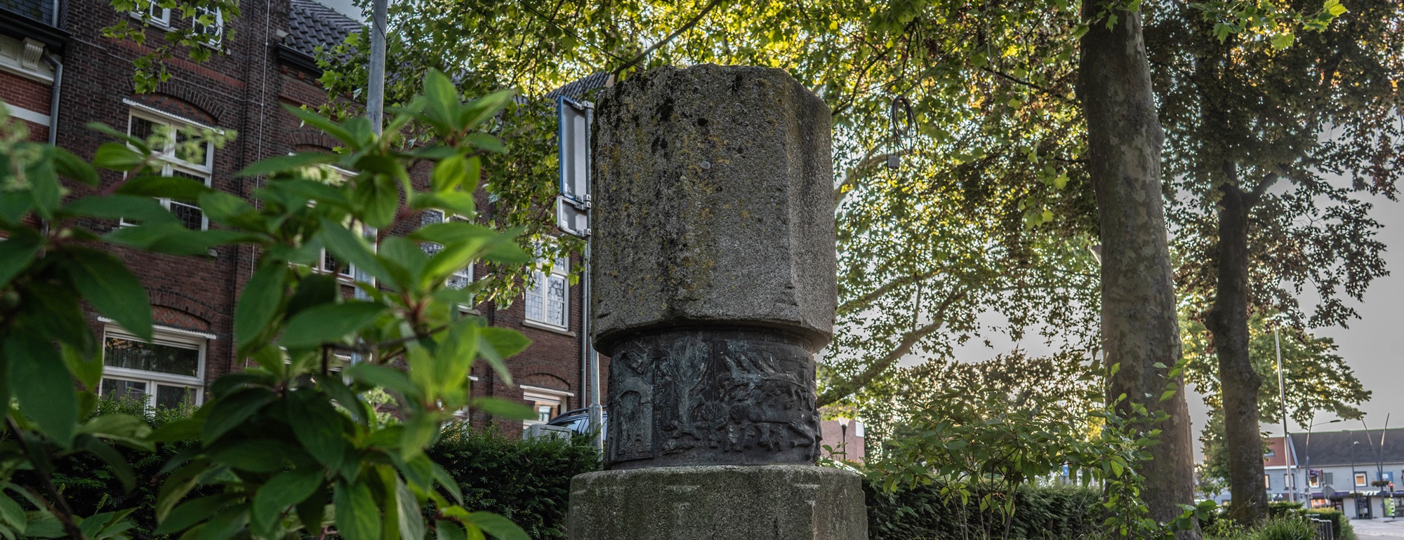 Reliëfzuil “Historia Bechae continet facta et fabulas