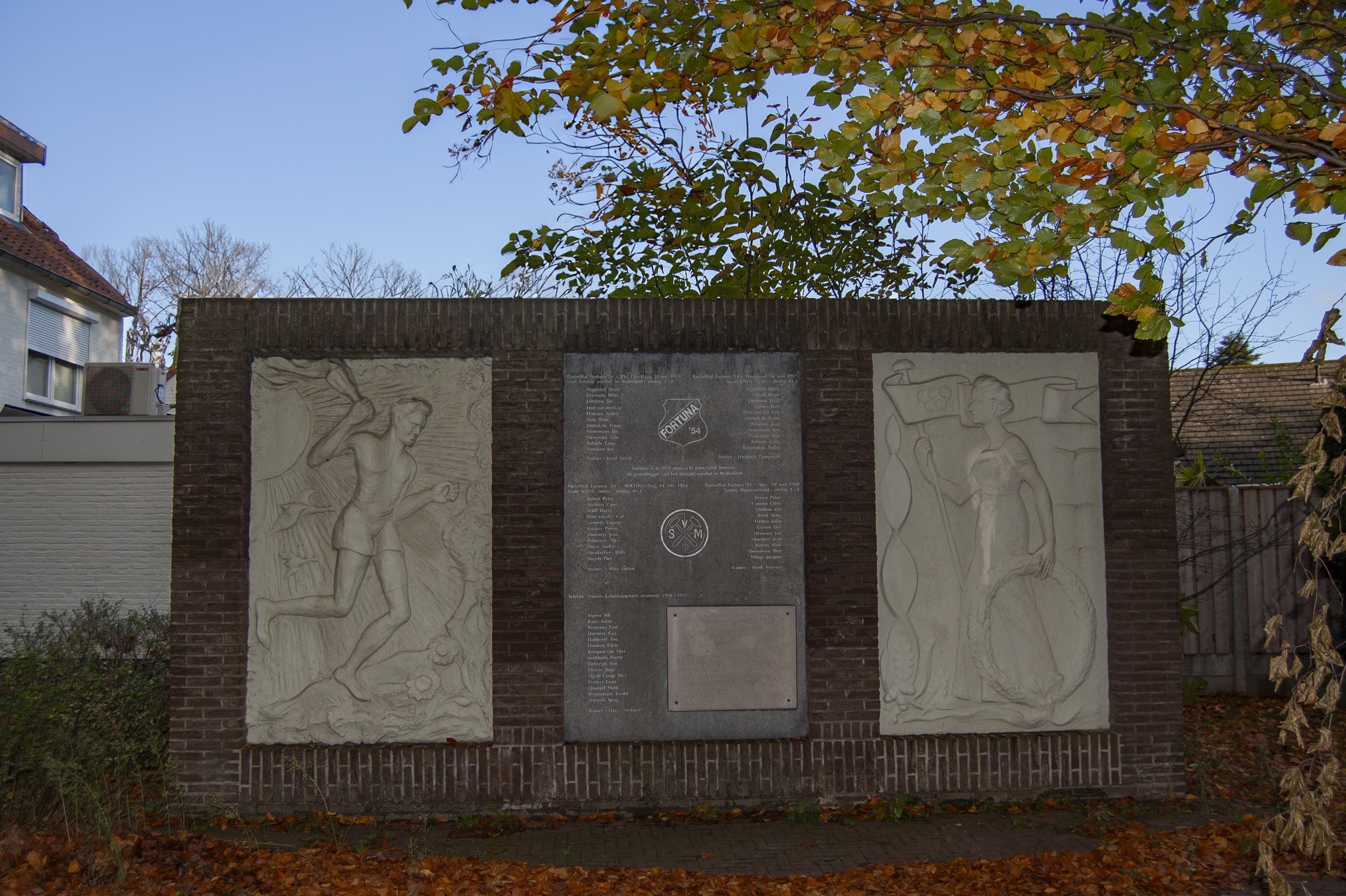 Fortuna '54 en SV Maurits-monument