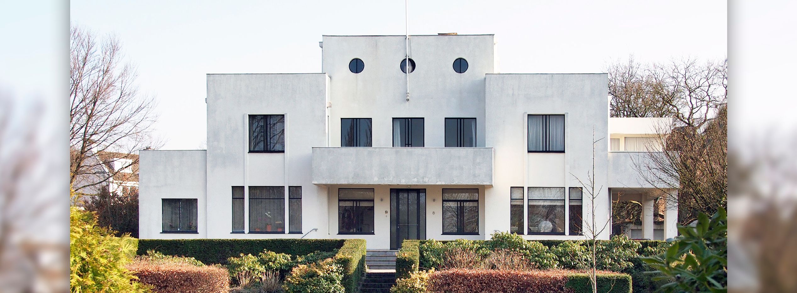 Herenhuis geflankeerd door twee kleinere landhuizen Sittard