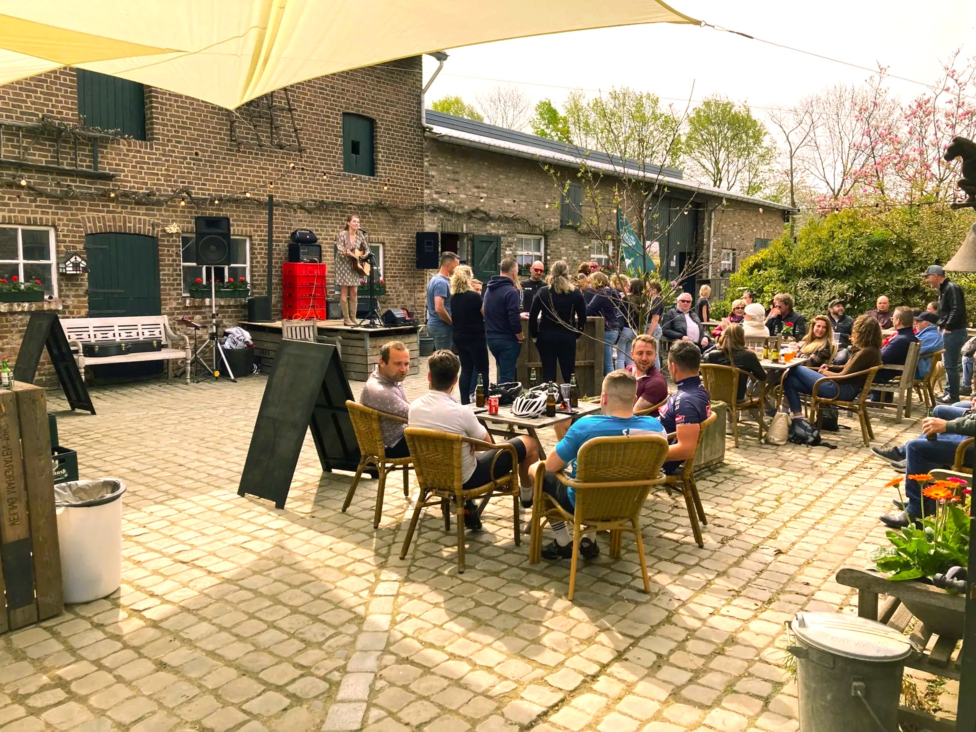 Buitenkeuken op binnenplein Camping Oosterberg